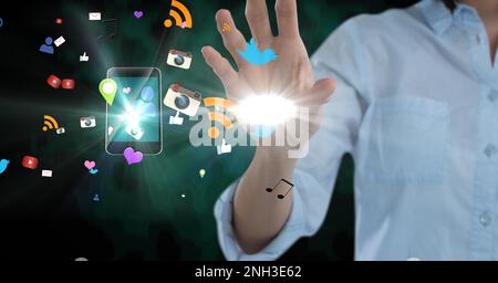 Composition d'icônes numériques en ligne flottant sur la main d'une femme d'affaires. technologie mondiale, interface numérique et concept de communication numériquement gener Banque D'Images