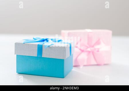 genre présente enfants rose bleu boîte cadeau célébrer Banque D'Images