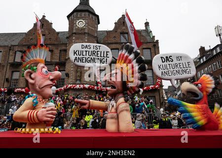 20 février 2023, Düsseldorf, Allemagne. Flotteurs à thème politique créés par l'artiste allemand Jacques Tilly lors du défilé annuel de carnaval à Düsseldorf. Appropriation culturelle Banque D'Images