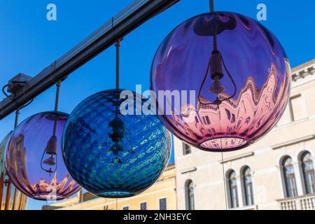 Gros plan de trois 3 lumières en verre de Murano avec des reflets suspendus à Murano, Venise, Italie en février Banque D'Images