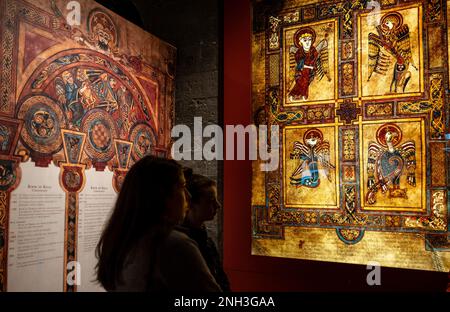 Les visiteurs et les reproductions des pages du Livre de Kells, dans la vieille bibliothèque, à Trinity College, Dublin, Irlande Banque D'Images