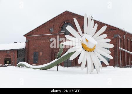 Turku, Finlande - 17 janvier 2016 : installation de fleurs de camomille géantes devant le Forum marinum Banque D'Images