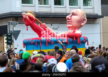 20.02.2023, Düsseldorf, Nordrhein-Westfalen, Deutschland - Der russische Praesident Wladimir Putin badet in ukrainischem Blut auf der Duesseldorfer K. Banque D'Images