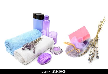 Shampooing et savon à l'extrait de lavande, bougies parfumées et serviettes de bain isolées sur fond blanc. Collage. Banque D'Images