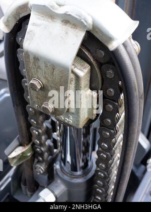 gros plan de la chaîne de levage sur un chariot élévateur à fourche à commande hydraulique Banque D'Images