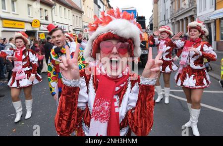 20 février 2023, Saxe-Anhalt, Köthen : les filles du Carnaval dansent dans le centre-ville. Après une pause forcée de deux ans due à la pandémie de Corona, Köthen a accueilli une fois de plus un grand défilé de carnaval. Photo: Sebastian Willnow/dpa Banque D'Images