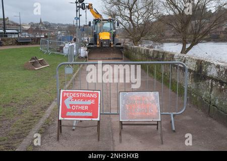 Vue des travaux de réparation d'un mur des Whitesands après les récentes inondations dans la ville de Dumfries, en Écosse. Banque D'Images