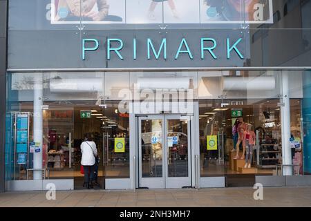 Uxbridge, quartier londonien de Hillingdon, Royaume-Uni. 9th février 2023. Les amateurs de shopping se dirigeant vers Primark dans le centre-ville d'Uxbridge. Crédit : Maureen McLean/Alay Banque D'Images