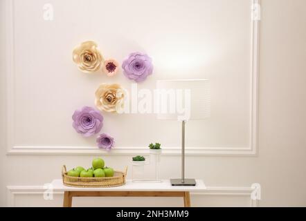 Table de console près du mur, décoration florale dans la chambre. Design intérieur Banque D'Images