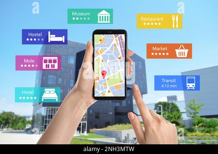 Tourisme utilisant l'application de guide en ligne sur smartphone pour la navigation en ville, de gros plan Banque D'Images