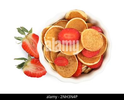 Délicieux mini crêpes aux céréales avec fraises sur fond blanc, vue de dessus Banque D'Images
