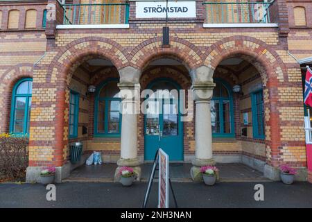 Stromstad, Suède - 1 novembre 2016 : entrée à la gare en ville le jour de l'automne. Banque D'Images