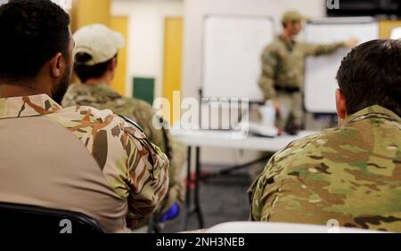 Des bérets verts du 5th Groupe des forces spéciales (aéroporté) effectuent une planification délibérée pour une mission d'entraînement contre-terroïsme avec les forces spéciales royales saoudiennes (SSF/SOF 6) à fort Campbell, Ky, 9 décembre 2022. Les deux unités sont unies dans leur engagement à protéger les gens contre la menace mondiale des extrémistes violents. Banque D'Images