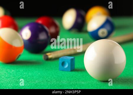 Boule de billard blanche classique sur table verte. Espace pour le texte Banque D'Images