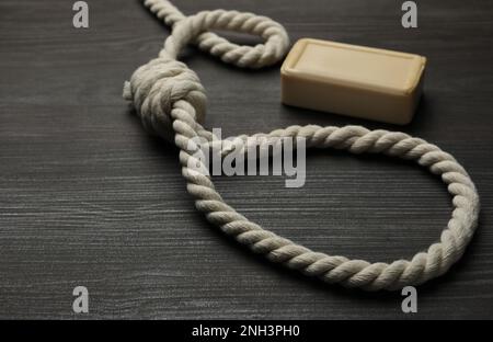 Coin de corde et porte-savon sur une table en bois sombre Banque D'Images