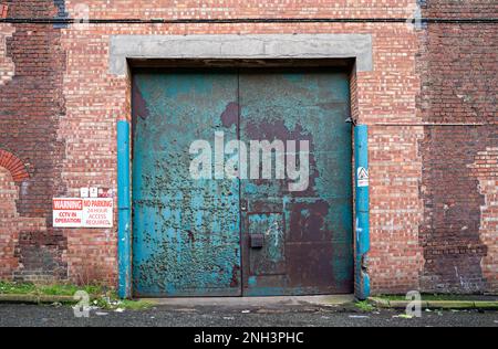 Portes en tôle de fer à Dockland Warehouse, Liverpool, Royaume-Uni Banque D'Images