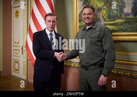 Kiev, Ukraine. 20th févr. 2023. Jake Sullivan (L), conseiller à la sécurité nationale DES ÉTATS-UNIS, rencontre le chef du bureau du président de l'Ukraine, Andriy Yermak, au Palais Mariinsky, lors de la visite non annoncée du président des États-Unis, Joe Biden, lundi, 20 février 2023 à Kiev, en Ukraine. Biden a effectué sa première visite non annoncée en Ukraine pendant la guerre, en vue du premier anniversaire de l'invasion de la Russie sur l'24 février. Photo du Président ukrainien Bureau de presse/UPI crédit: UPI/Alay Live News Banque D'Images