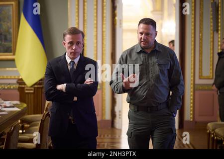 Kiev, Ukraine. 20th févr. 2023. Jake Sullivan (L), conseiller à la sécurité nationale DES ÉTATS-UNIS, rencontre le chef du bureau du président de l'Ukraine, Andriy Yermak, au Palais Mariinsky, lors de la visite non annoncée du président des États-Unis, Joe Biden, lundi, 20 février 2023 à Kiev, en Ukraine. Biden a effectué sa première visite non annoncée en Ukraine pendant la guerre, en vue du premier anniversaire de l'invasion de la Russie sur l'24 février. Photo du Président ukrainien Bureau de presse/UPI crédit: UPI/Alay Live News Banque D'Images