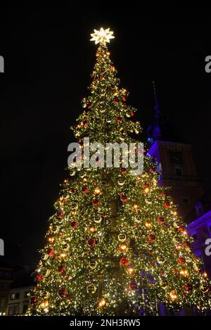 Sapin de Noël dans la place décorée de bulles et de lumières. Banque D'Images