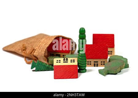 Maisons et arbres en tant que jouets en bois sur fond blanc Banque D'Images