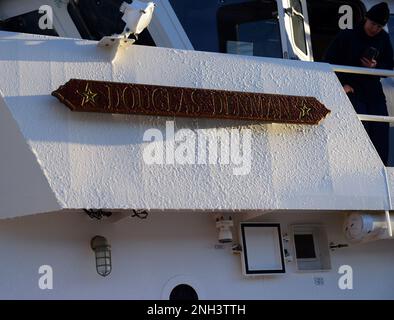 Garde-côtes L'enseigne de Douglas Denman recouverte d'une fine couche de glace à Juneau, Alaska, le 10 décembre 2022. L’équipage de Douglas Denman a aidé le Service des forêts des États-Unis à transporter l’arbre Togerness à Juneau de Sitka pour être exposé dans la maison du gouverneur de l’Alaska pour la période des fêtes. - Photo de la Garde côtière des États-Unis par le maître de 2ème classe Lexie Preston Coast Guard Cutter Douglas Denman, vacances, arbre de Togtherness, Banque D'Images
