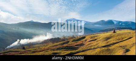 Petite pause matinale brumeuse en automne montagne carpathienne, Ukraine (Jasynja Village et Svydovets Range en FAR). Image d'assemblage à trois points. Banque D'Images
