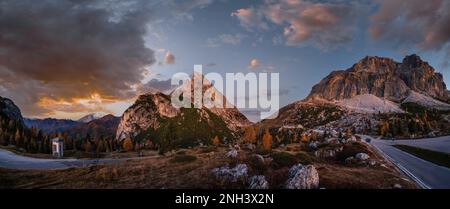 Début de matinée automne montagne des Dolomites alpins. Vue paisible sur le col Falzarego, Belluno, Italie. Massif et glacier de Marmolada enneigés à Far. Banque D'Images