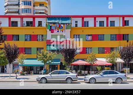 Boutiques colorées, cafés et appartements dans la ville de Fier / Fieri dans le sud-ouest de l'Albanie Banque D'Images