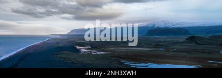 Vue pittoresque en soirée d'automne sur la plage de sable volcanique noir de l'océan depuis Dyrholaey Cape Viewpoint, Vik, Islande du Sud. Banque D'Images