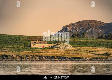 Vue latérale sur l'île Beginish depuis le port de Valence, par temps calme et paisible. Co Kerry, Irlande. Banque D'Images