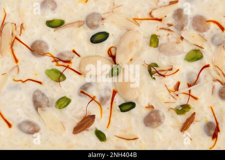 Le pudding crémeux de riz s'appelle également Kheer, Payasam, Payesh, Khir ou Ksheeram préparé à partir de Basmati Chawal, Doodh, Khoya, Malai, et les fruits secs. Généralement de Banque D'Images