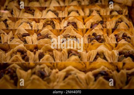 Baklava dans une boulangerie méditerranéenne exposée Banque D'Images