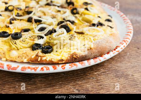 Pizza à base d'artichaut végétalien et d'olives noires maison. Banque D'Images