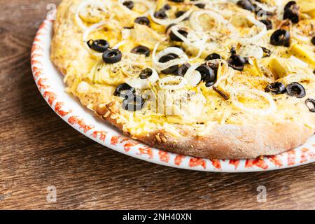 Pizza à base d'artichaut végétalien et d'olives noires maison. Banque D'Images