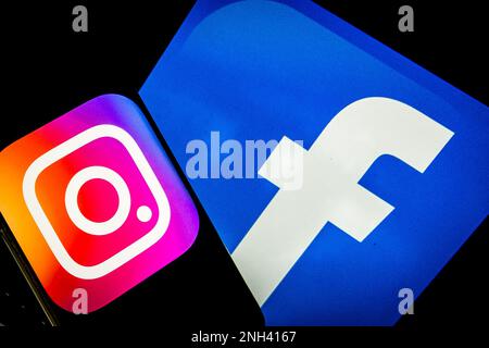 Rome, Italie, Italie. 20th févr. 2023. Cette illustration montre les logos des applications de médias sociaux, Facebook et Instagram affichés sur les ordinateurs personnels et les smartphones. Mark Zuckerberg, PDG de Meta, a annoncé dimanche le lancement d'un abonnement payant à partir de $11,99 par mois pour permettre aux utilisateurs d'authentifier leurs comptes sur les plates-formes Meta (Facebook, Instagram). L'abonnement sera d'abord disponible en Australie et en Nouvelle-Zélande cette semaine et ressemblera au modèle de Twitter. (Credit image: © Andrea Ronchini/Pacific Press via ZUMA Press Wire) USAGE ÉDITORIAL SEULEMENT! Non destiné À un usage commercial ! Banque D'Images