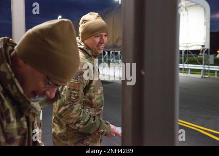 Le lieutenant-colonel Andrew Carlson, commandant de l'escadre d'attaque 107th, remet personnellement des cartes de vacances à 107th aviateurs qui arrivent pour le forage de décembre, à 10 décembre 2022, à la station de la réserve aérienne de Niagara Falls. 107 les commandants de l'ATKW ont brave les températures hivernales glaciales, tôt le matin, dans l'ouest de New York, au cours des dernières années, comme une brève occasion de saluer personnellement les membres à la porte avant le début de leur journée de travail. Air National Guard photo par 1st Lt Jason Carr Banque D'Images