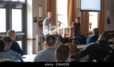 Le lieutenant-colonel Andrew Carlson, commandant de l'escadre d'attaque 107th, s'adresse aux membres de l'escadre lors d'un appel des commandants des fêtes, à 10 décembre 2022, à la station de la réserve aérienne de Niagara Falls. Au cours de la réunion, Carlson a exprimé ses objectifs et sa vision pour 107th, ainsi que les membres et leurs familles ont souhaité une saison de vacances heureuse et sécuritaire. Air National Guard photo par 1st Lt Jason Carr Banque D'Images