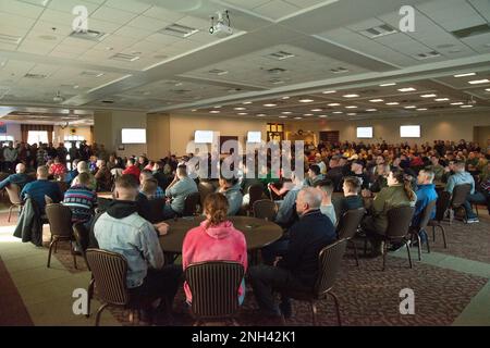 107th membres de l'escadre d'attaque se réunissent pour un appel des commandants de vacances, 10 décembre 2022, à la station de la réserve aérienne de Niagara Falls. Au cours de la réunion, le Lt col Andrew Carlson et le col John O'Connor, commandant de l'escadre et vice-commandant respectivement, ont exprimé leurs objectifs et leur vision pour 107th, ainsi que les membres et leurs familles qui ont souhaité une saison des fêtes heureuse et sécuritaire. Air National Guard photo par 1st Lt Jason Carr Banque D'Images