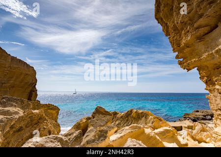 Grottes creusées dans le tuf jaune dans la falaise de Bue Marino, Favignana Banque D'Images