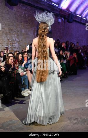 Londres, Royaume-Uni. 19th févr. 2023. Le designer Emre Tamer du Temple d'Artemis présente LFW AW23 et Vladyslava Shemuratova - Владислава Шемуратова est le fondateur et concepteur de Fierce.Coconut Accessories, Gofundme pour orphelinat-in-ukraine et la collecte de fonds pour la Turquie et le tremblement de terre en Syrie, Londres, Royaume-Uni. Date de la photo,19th février 2023. Crédit : voir Li/Picture Capital/Alamy Live News Banque D'Images