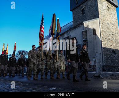 Les soldats de la division aéroportée 101st (assaut aérien) défilent lors de la commémoration du défilé de la bataille des Ardennes en 78th à Bastogne, en Belgique, sur 10 décembre 2022. La parade visiterait les mémoriaux du général Patton et de McAuliffe pour déposer des couronnes. La commémoration est d'honorer les hommes et les femmes de l'armée américaine qui restent redevables envers les anciens combattants de la Seconde Guerre mondiale qui ont fait preuve du service et du sacrifice altruels qui caractérisent la plus grande génération pour la défense de la paix et de la sécurité mondiales. Banque D'Images