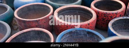 Pots d'argile anciens et vides multicolores. Décoration décorative de potier antique Banque D'Images