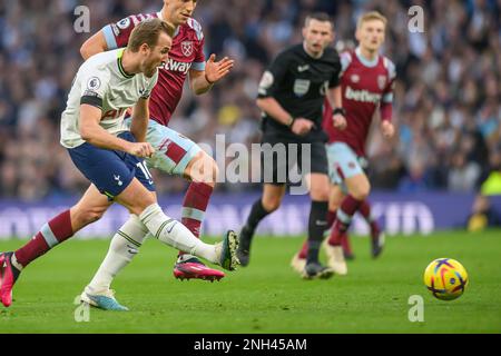 19 Fév 2023 - Tottenham Hotspur v West Ham United - Premier League - Tottenham Hotspur Stadium Harry Kane de Tottenham tire au but lors du match de la Premier League contre West Ham. Image : Mark pain / Alamy Live News Banque D'Images