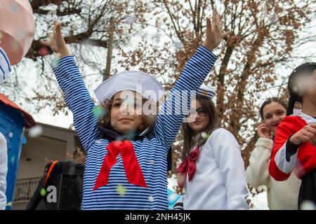 Une petite fille déguisée comme un marin, sur le flotteur masqué de Popeye, pendant le défilé du Carnaval de Santa Rufina à Rieti, 19 février 2023 (photo de Riccardo Fabi/NurPhoto) Credit: NurPhoto SRL/Alay Live News Banque D'Images