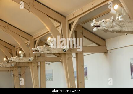 Dragons sculptés en bois dans les anciens bains publics du Spiers Centre, Alloa. Banque D'Images