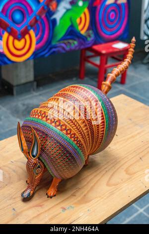 Un cher art fin alebrije armadillo dans le studio de Jacoba et Maria Angeles à San Martin Tilcajete, Oaxaca, Mexique. Banque D'Images