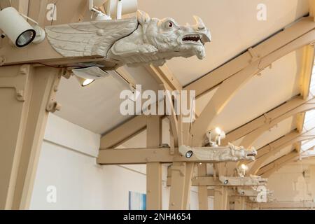 Dragons sculptés en bois dans les anciens bains publics du Spiers Centre, Alloa. Banque D'Images