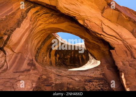 Cummings Arch est une arche de pothole au sud de Moab, Utah. Une arche de pothole a une ouverture horizontale, tandis qu'une arche normale a une ouverture verticale. Banque D'Images