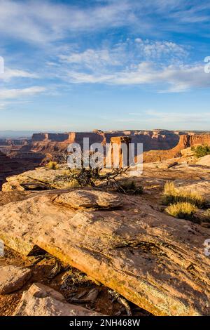 Grès de Kayenta érodé sur Marlboro point près de Moab, Utah. La Butte Bird's View et l'île dans la Mesa Sky du parc national de Canyonlands sont beh Banque D'Images