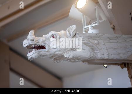 Dragons sculptés en bois dans les anciens bains publics du Spiers Centre, Alloa. Banque D'Images